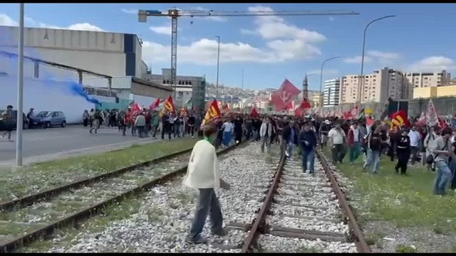 Sciopero, il corteo a Napoli: incursione dei manifestanti in porto