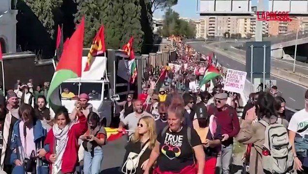 Sciopero generale, a Roma il corteo blocca la tangenziale Est in direzione dell'autostrada: le immagini