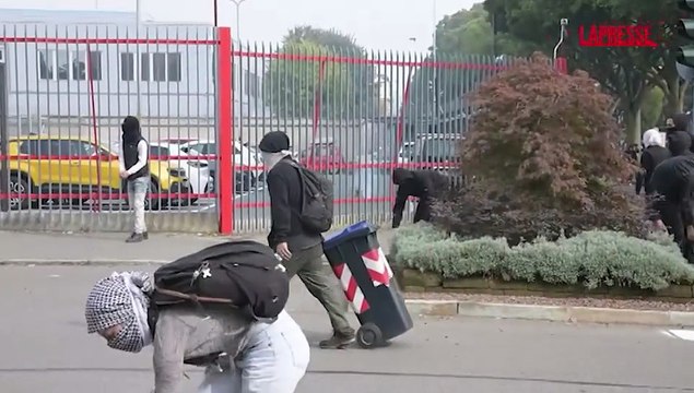 Sciopero generale, lancio di pietre e lacrimogeni davanti alla sede di Leonardo a Torino