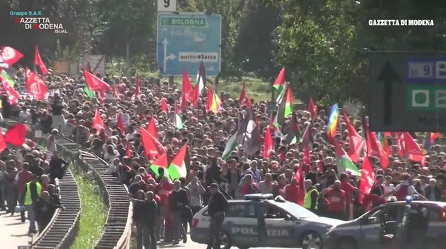 Sciopero generale, il corteo a Modena blocca la tangenziale