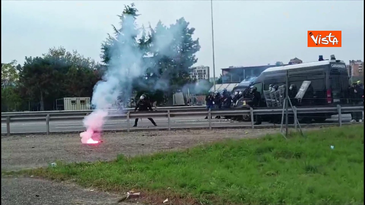 Scontri a corteo pro Gaza in Tangenziale Est a Milano. Bombe carta, insulti a giornalisti e fumogeni