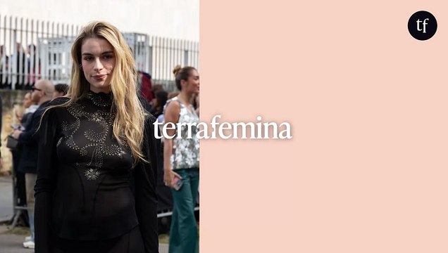 Montrer ses fesses c'est être tendance : cette chanteuse dévoile son corps en naked dress à la Fashion Week et les misogynes sont scandalisés