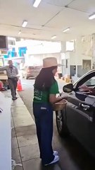 Graban reacción de hondureña por recibimiento de Bukele