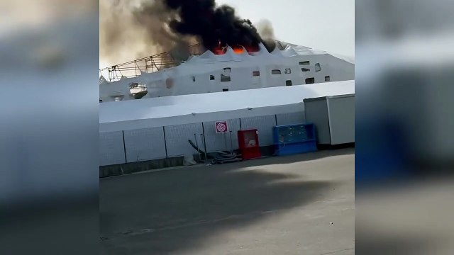 Pisa, fiamme al cantiere navale: a fuoco yacht di lusso