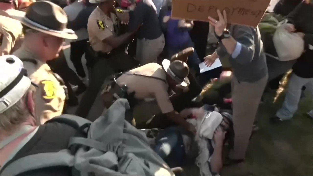 Scuffles, arrests at anti-ICE protest outside Chicago detention facility