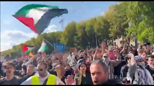 Via Stalingrado a Bologna, lancio di sassi contro le forze dell'ordine poi la carica: il video