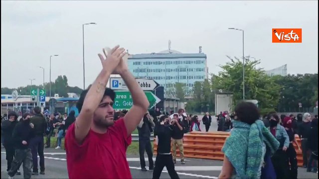 Corteo pro Gaza sulla Tangenziale Est a Milano, cartelli stradali imbrattati dai manifestanti