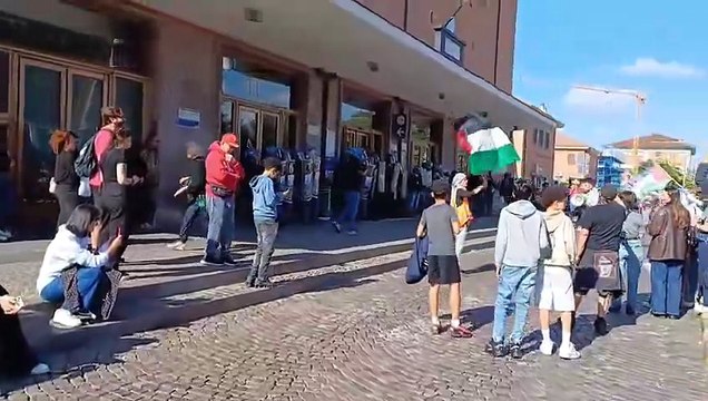 Flotilla, proteste degli attivisti a Ferrara davanti alla polizia: video