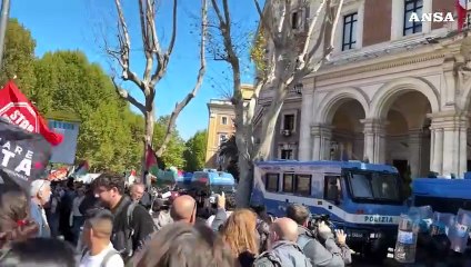 Flotilla, Roma: insulti a Salvini e uova contro la polizia