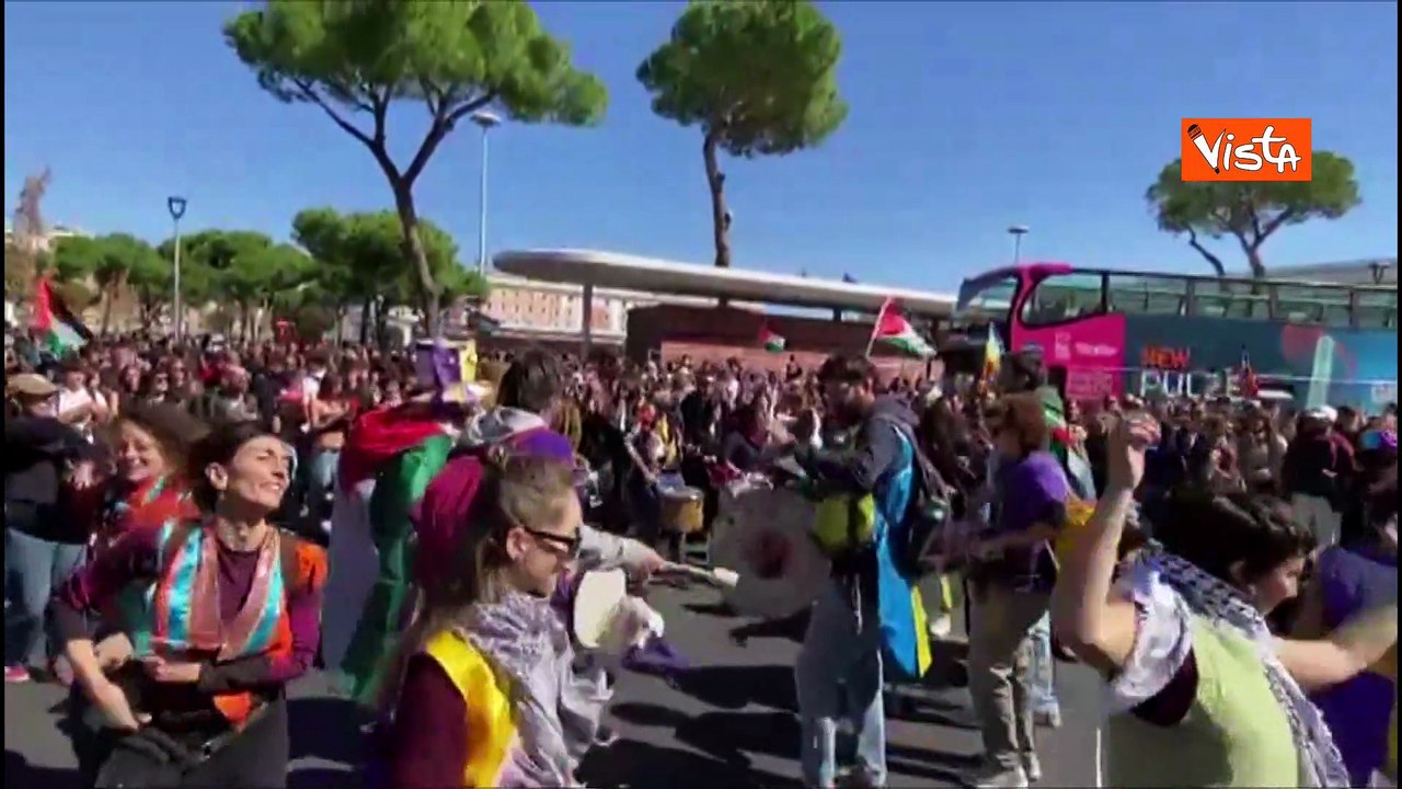 Una coreografia in strada con danza e suono di tamburi al corteo pro Gaza a Roma