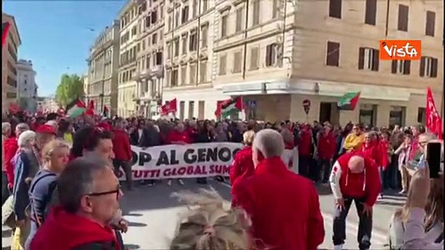 Stop al genocidio , lo striscione che apre il corteo a pro Gaza a Roma