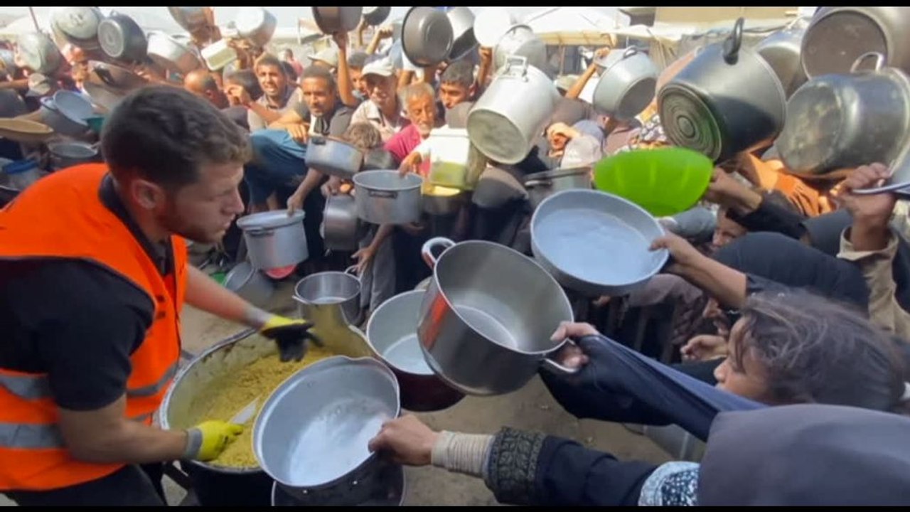 Khan Younis, gazawi si affollano per ricevere un pasto caldo