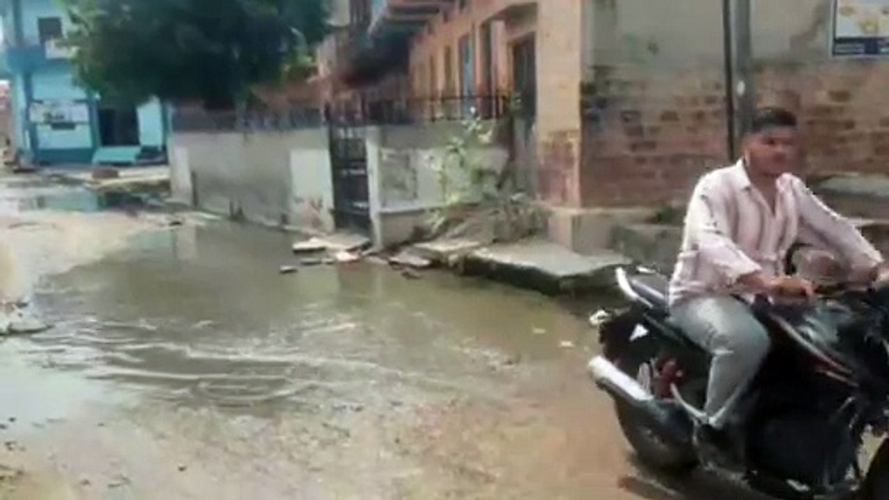 दो माह से तालाब बनी सडक़, नगरपरिषद की नींद नहीं टूटी