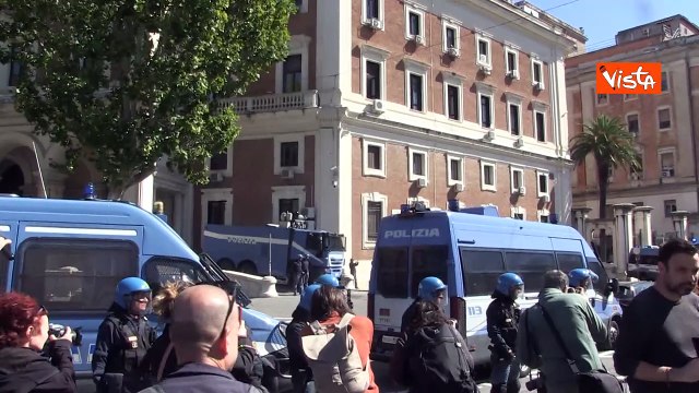Manifestazione pro Gaza a Roma, la Polizia schierata davanti al Ministero delle Infrastrutture