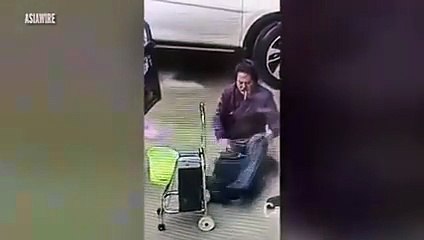 بالفيديو كيف استطاع محتال ان يجعل نفسه معاق ليتمكن من التسول