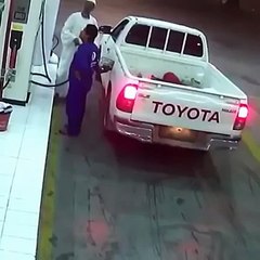 بالفيديو فرار وافد سوداني بعد تموين سيارتهم باحدى محطات البنزين بالسعودية