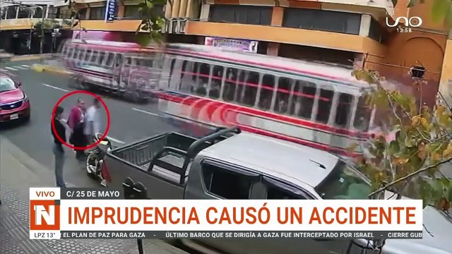 [Imágenes Fuertes] Abuelita es atropellada en múltiple accidente en la calle 25 de Mayo