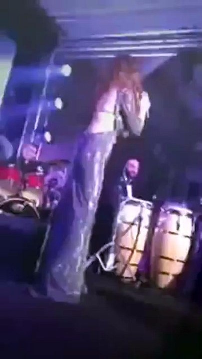 ماذا حدث لإليسا حين لم تتنبه لهذا الأمر على المسرح.. اضغطي لمشاهدة الفيديو