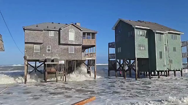🇺🇸🌊 EN IMAGES | En Caroline du Nord, plusieurs maisons ont été emportées par des vagues déchaînées sous l’effet de l’ouragan Imelda.