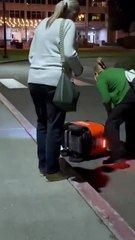 💚🤖🇺🇸 SMILE | Un robot livreur s'est retrouvé RENVERSÉ en pleine rue et a affiché "I NEED HELP" sur son écran avant d'être remis sur ses roues par des passants. 😅
