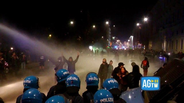 Milano, idranti contro il corteo pro Palestina in corso Venezia: «Vergogna, vergogna» contro la polizia