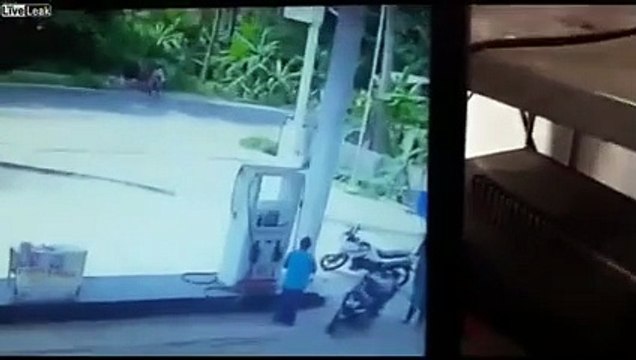 بالفيديو مشادة تنتهي بإضرام النيران في شخص داخل محطة وقود