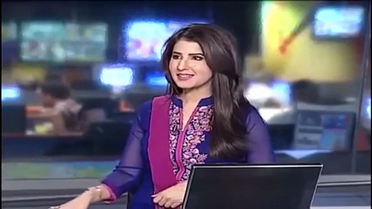 بالفيديو: مذيعة تتعرّض لموقف محرج على الهواء مب...