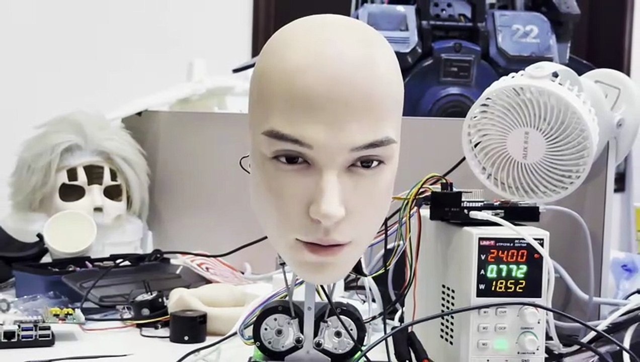 Cabeza robótica con aspecto humano de AheadForm