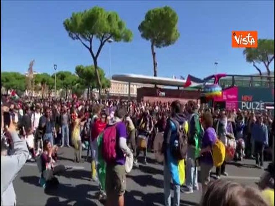 Una coreografia in strada con danza e suono di tamburi al corteo pro Gaza a Roma