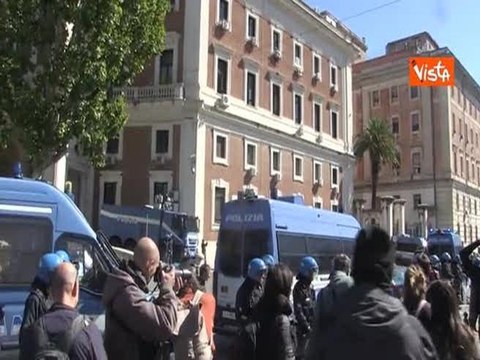 Manifestazione pro Gaza a Roma, la Polizia schierata davanti al Ministero delle Infrastrutture