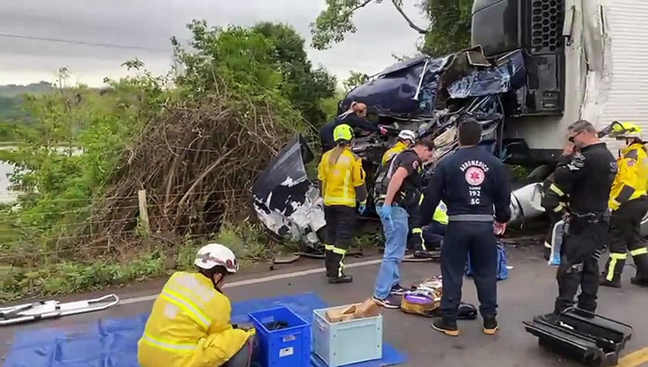 Grave acidente entre carretas na SC-157 mobiliza grande aparato de resgate em Coronel Freitas