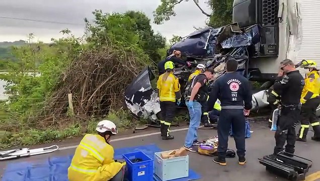 Grave acidente entre carretas na SC-157 mobiliza grande aparato de resgate em Coronel Freitas
