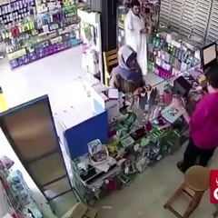 شاهدي نجاة هذا المسن من سيارة مسرعة اقتحمت الصيدلية فجأة !!