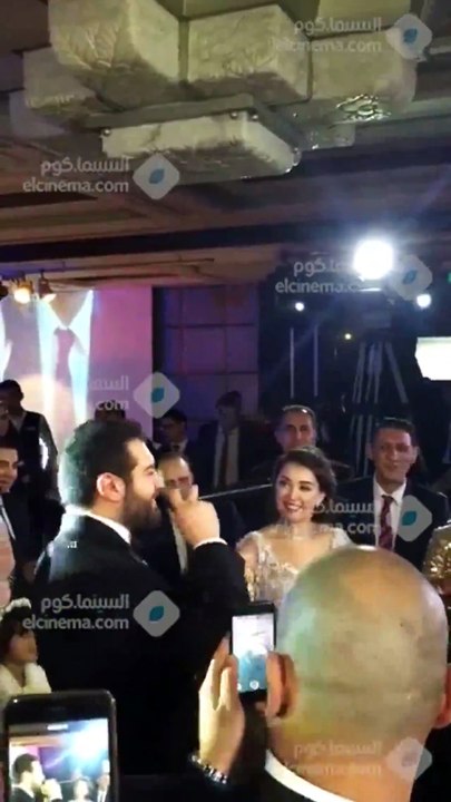 بالفيديو.. شاهدي عمرو يوسف يغني برومانسية لكندة علّوش في الفرح