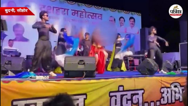 दशहरा उत्सव के मंच पर अश्लील डांस