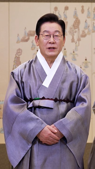 李대통령 부부, 연보랏빛 한복 입고 추석인사 "어려움 이겨낼 것"