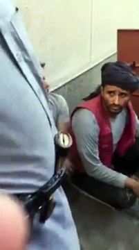 بالفيديو: ضبط خمسة متسللين اختبأوا في خزان صرف صحي