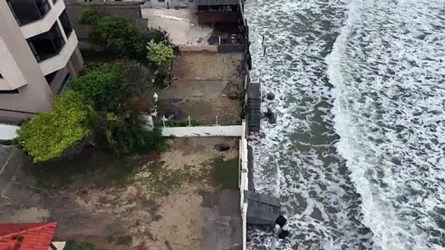 Imagens impressionantes mostram mar engolindo praia em Florianópolis
