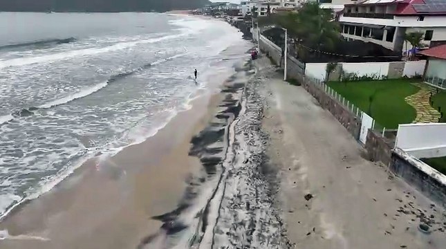Imagens impressionantes mostram mar engolindo praia em Florianópolis