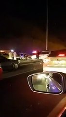 حادثة غريبة..سيارة تنصدم بعامود إنارة بالسعودية وتنشطر لنصفين