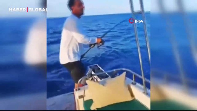 Antalya'da şaşırtan anlar: Olta ile 60 kiloluk balık yakaladılar