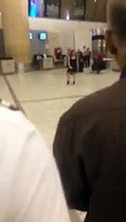 بالفيديو.. فتاة تحاول خلع ملابسها وهى مخمورة بمطار الرياض!