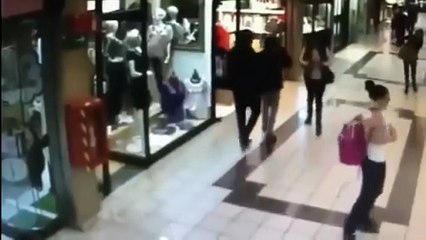 بالفيديو.. عجوز في الثمانين من عمره يلقي القبض على سارق مجوهرات