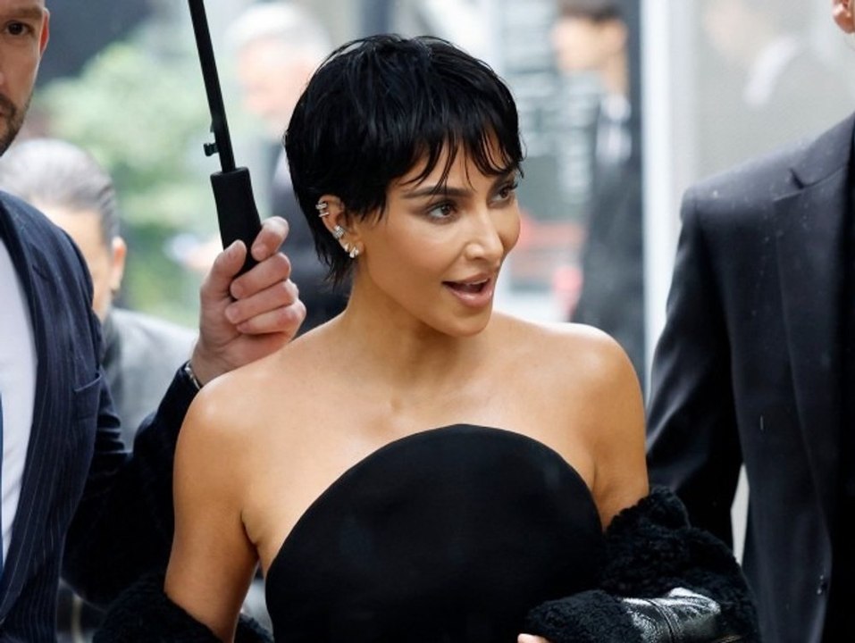 Ebenbild ihrer Mutter: Kim Kardashian mit Pixie-Cut in Paris