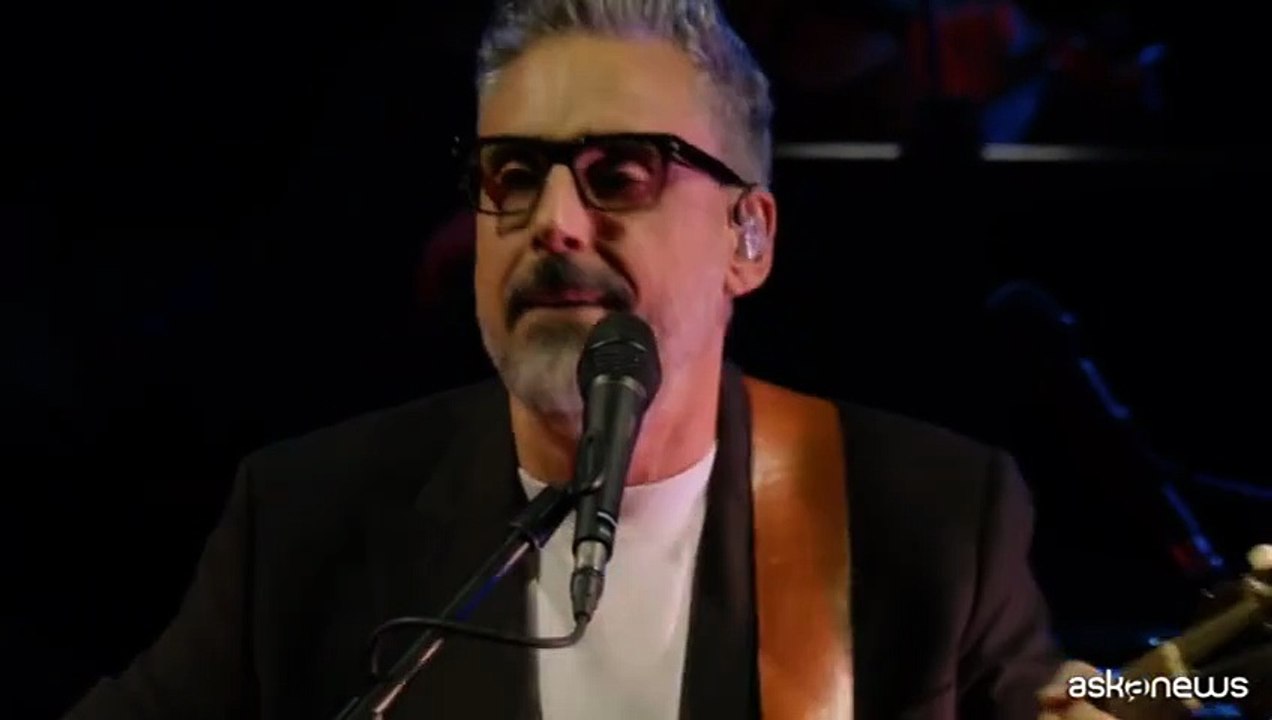 Con Brunori Sas emozioni in musica e impegno sociale per Gaza