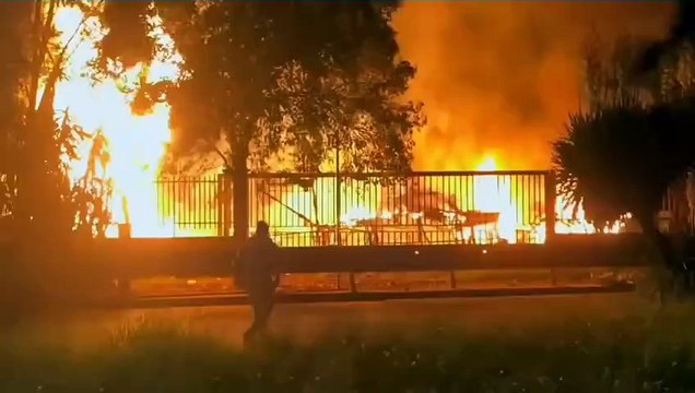 Gricignano (CE) - Incendio distrugge carri di carnevale dell'associazione Coriandoli (04.10.25)