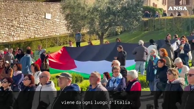 Bandiere della Palestina sul prato davanti alla Basilica di Assisi