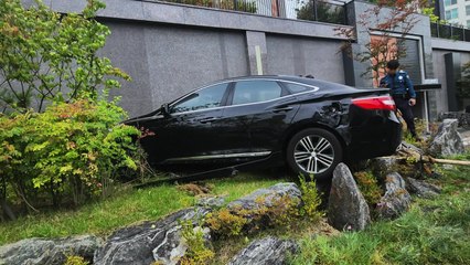 대전에서 차량 인도 돌진해 담벼락 "쾅"...1명 다쳐 / YTN