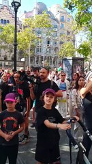 Los manifestantes de Barcelona protestan frente al McDonalds del Passeig de Gràcia.