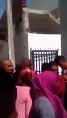 فيديو صادم.. امرأة عربية تضرب مسؤول وزارة الداخلية بالحذاء بعد تحرشه بها!